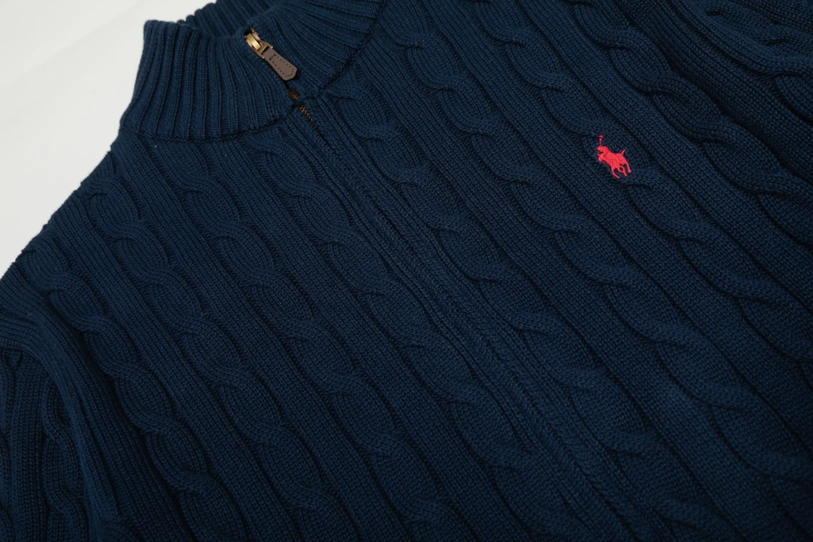 P260 Top quality" Style number: DS814# (not off the shelves all year round) [Ralph Lauren full zipper solid color pony embroidered logo twist knitted sweater jacket] ✅Ralph Lauren Ralph Lauren full zipper classic basic versatile style unisex couple knitted sweater autumn and winter coat ✅Main supplier platform live broadcast Wholesale entities Replacement when out of stock Not off the shelf ✅ZP quality 1:1 version Scan the code to enter the GF website Counter quality ✅Details and quality are the only one in Guangzhou. Imported quality cotton yarn focuses on high-end and cost-effective. Needless to say good quality. ✅The version is restored to the original order. The maximum size can be worn up to 200 pounds. Loose, comfortable and stress-free. ✅The upper body is simple and easy to match. A must-have item for ootd. Good-looking clothes are never picky. Recommended must-have items in the wardrobe. Size: S-XL. Color: Black and red, milky white, gray blue, khaki, navy red label, Ankora red.
